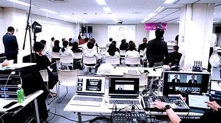 ライブ配信代行の準備をするスタッフ